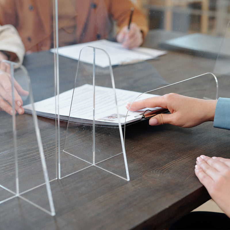 Separadores acrílicos para cajas, mesones y puntos de pago