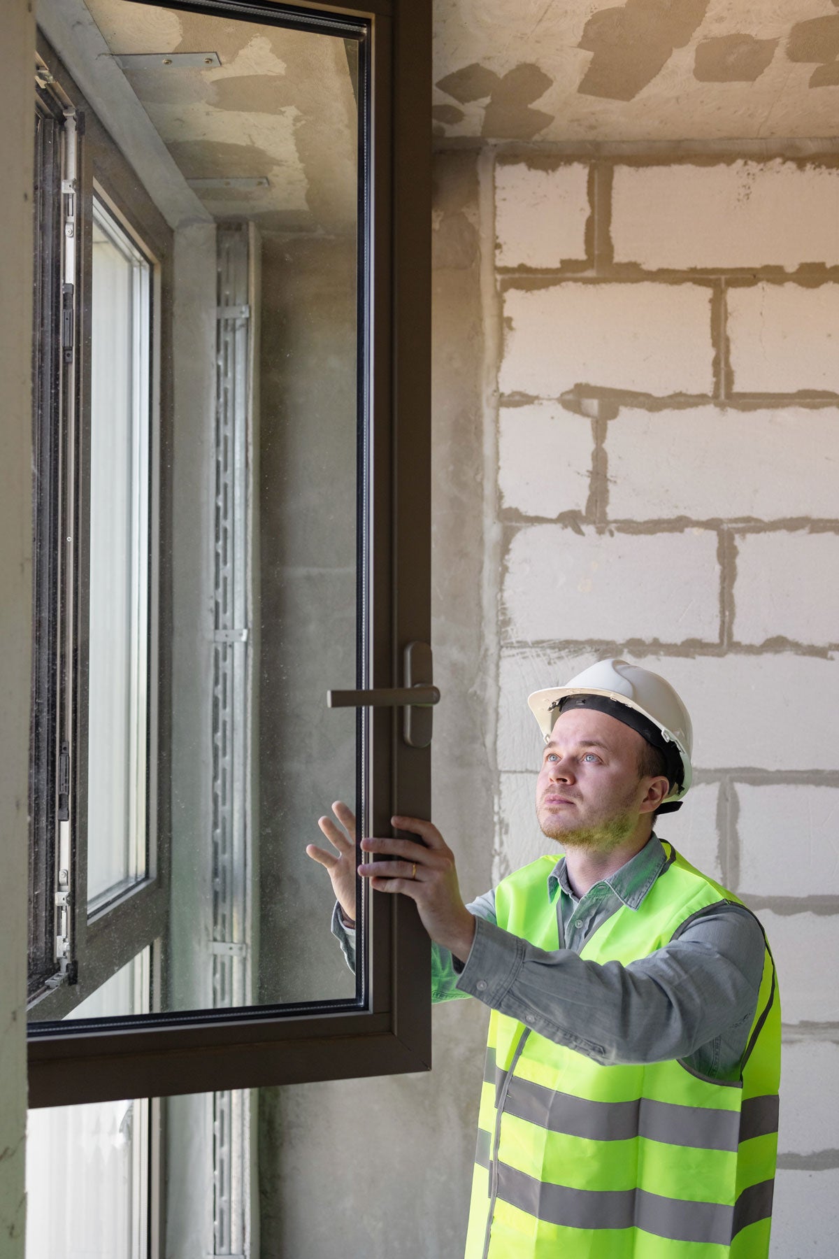 Técnico instalando una ventana en obra
