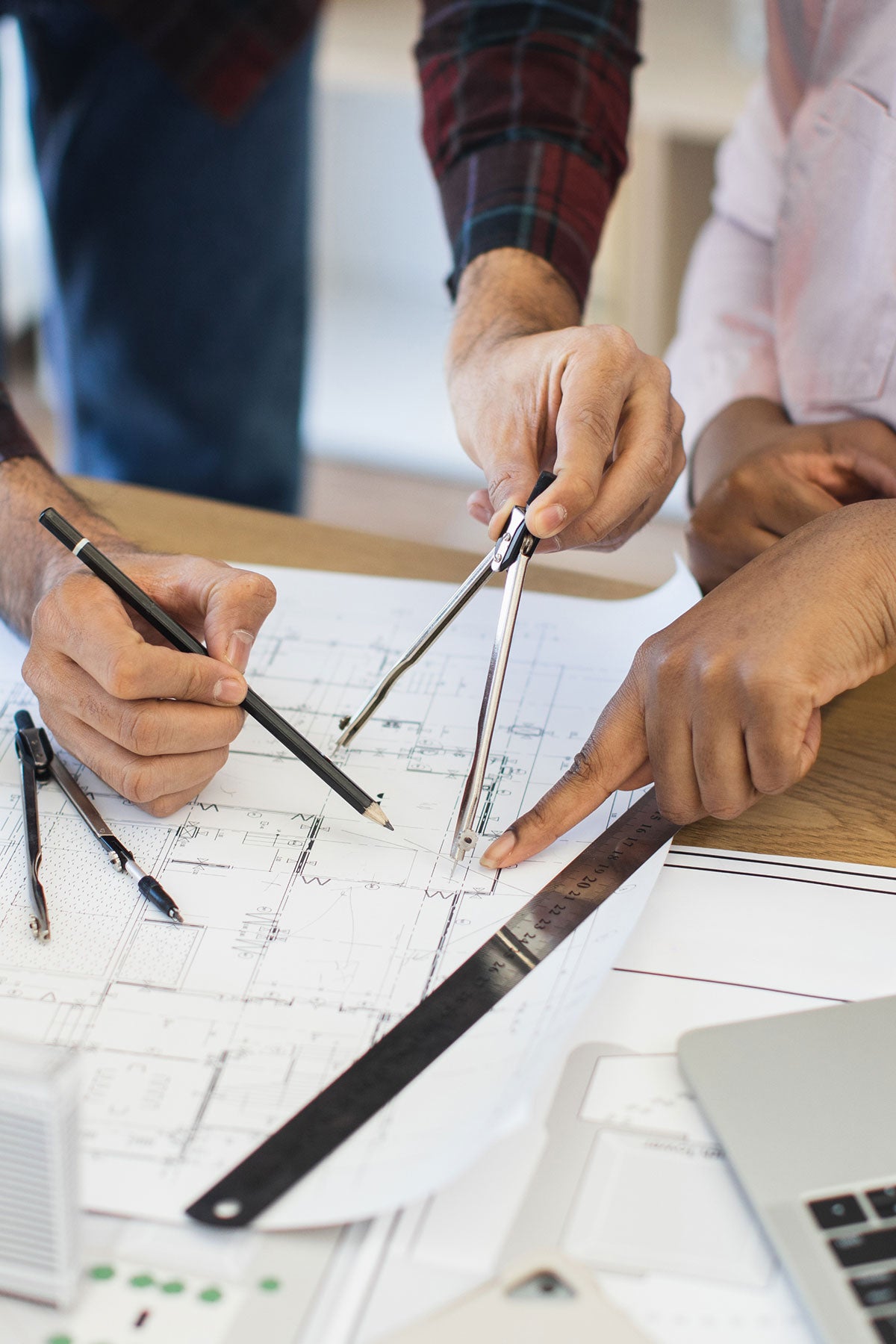 Equipo revisando planos de instalación